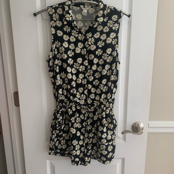 Forever 21 Romper. Great condition, only worn once. - Picture 1 of 4